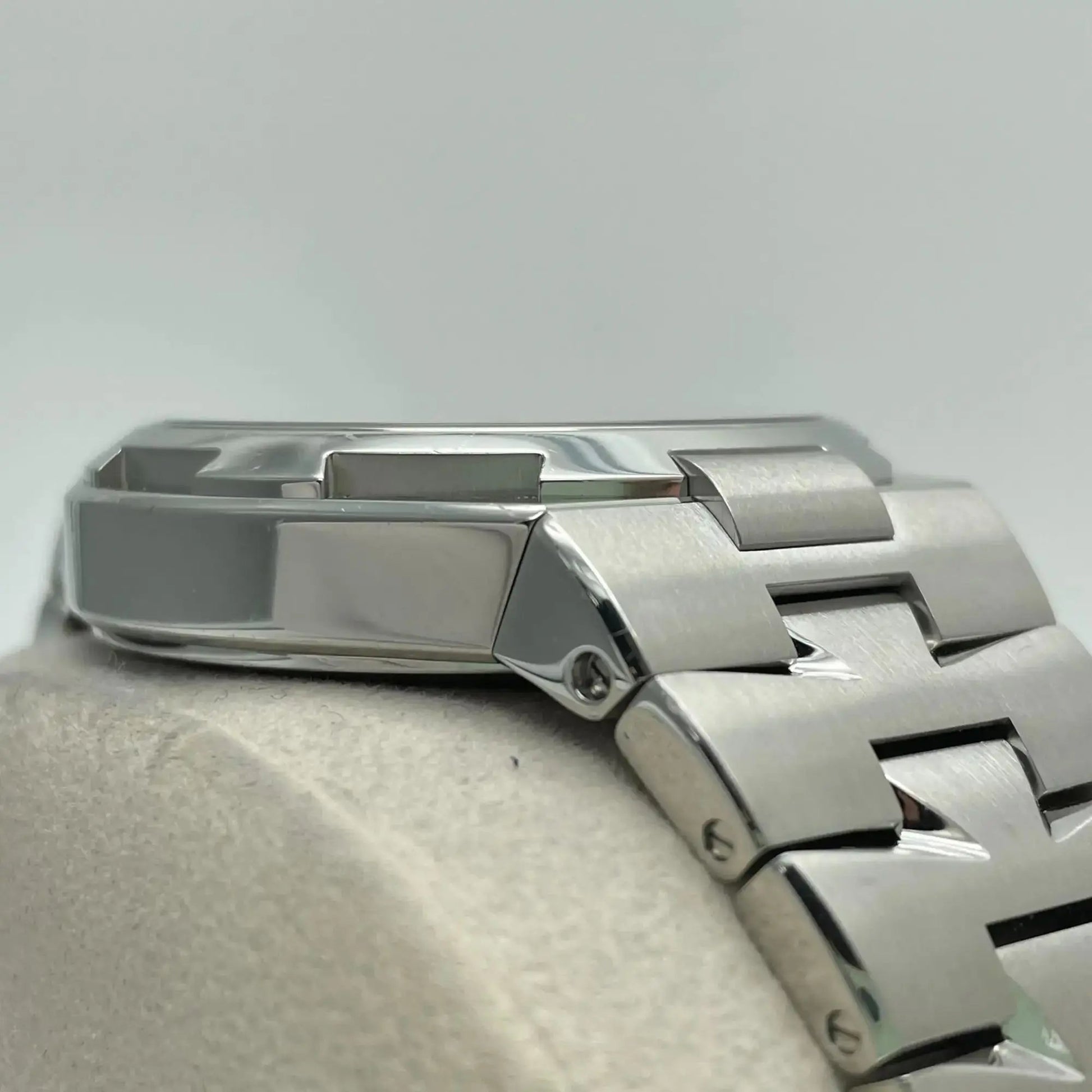 5th image of Vacheron Constantin Vacheron Constantin Overseas Wristwatch, PreOwned condition