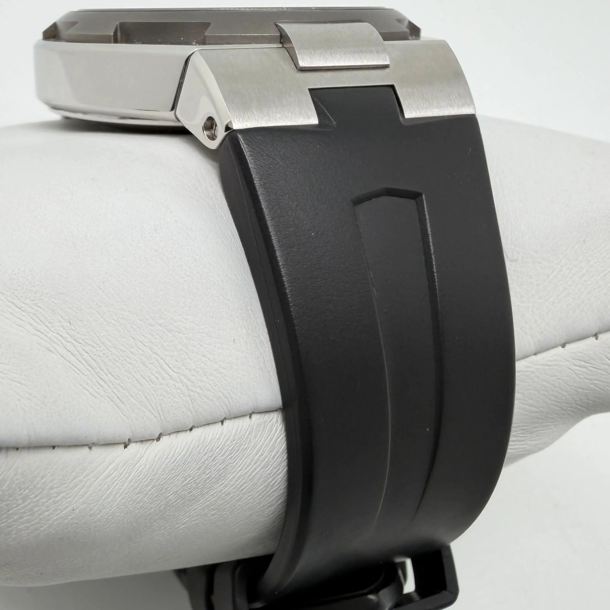 8th image of Vacheron Constantin Overseas Dual Time Wristwatch, PreOwned condition