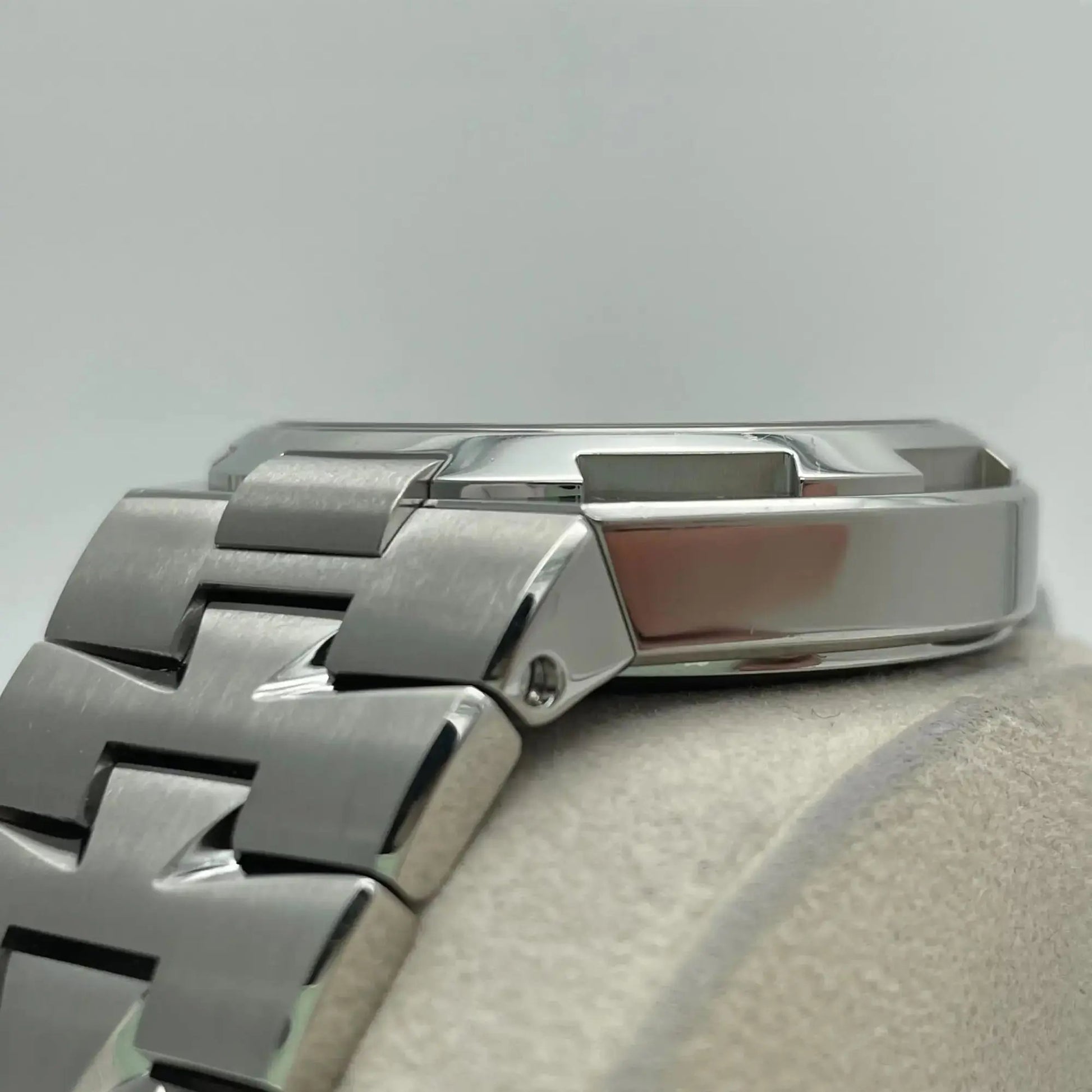6th image of Vacheron Constantin Vacheron Constantin Overseas Wristwatch, PreOwned condition
