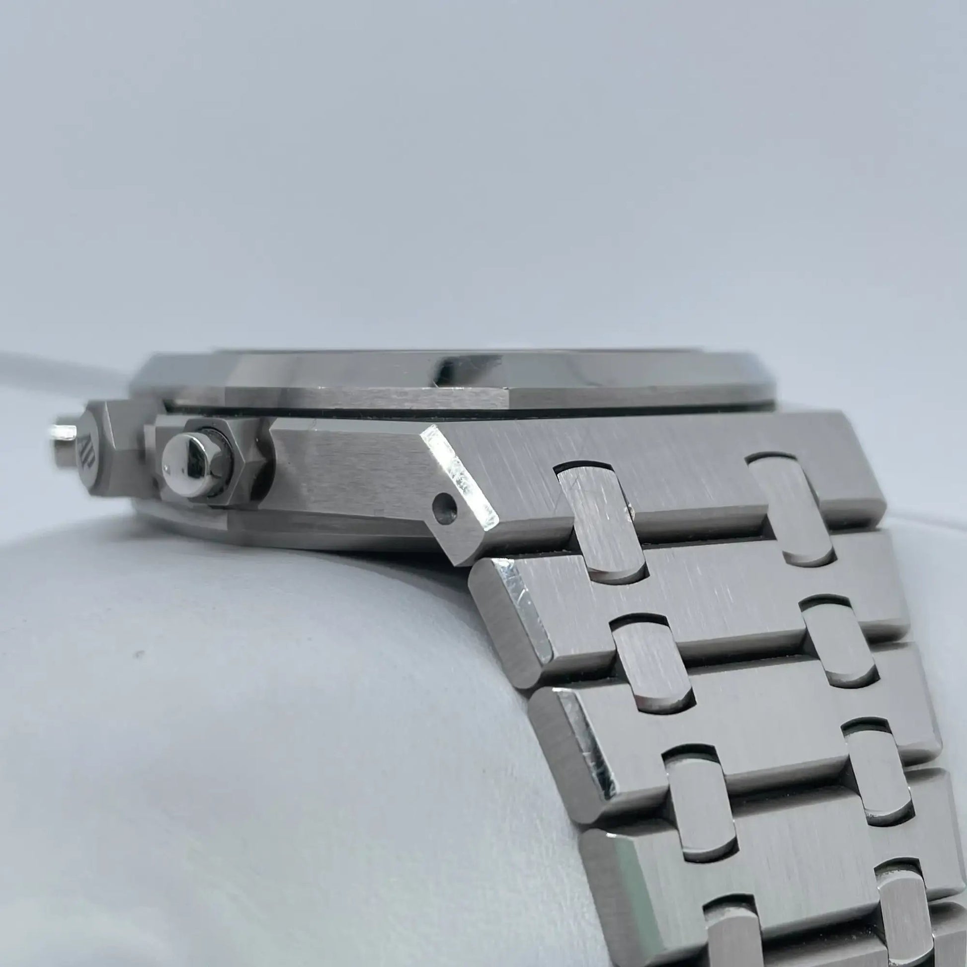 3rd image of Audemars Piguet Audemars Piguet Royal Oak Wristwatch, PreOwned condition
