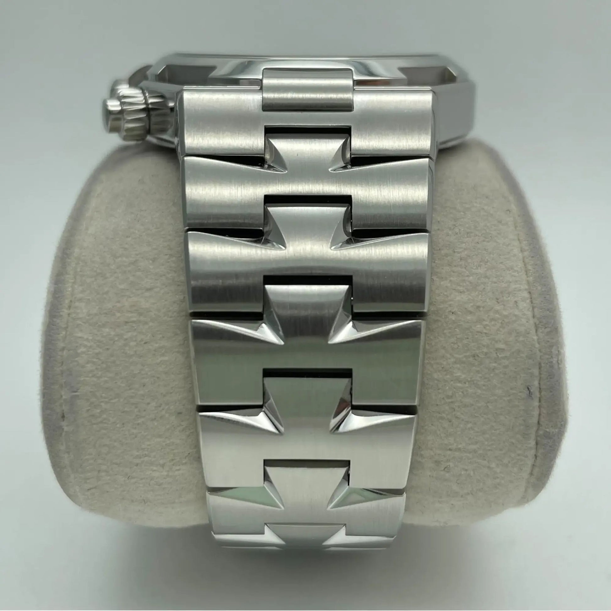 9th image of Vacheron Constantin Vacheron Constantin Overseas Wristwatch, PreOwned condition