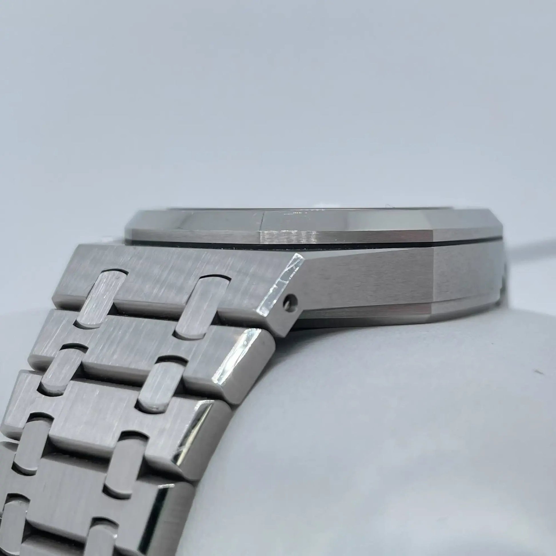 6th image of Audemars Piguet Audemars Piguet Royal Oak Wristwatch, PreOwned condition