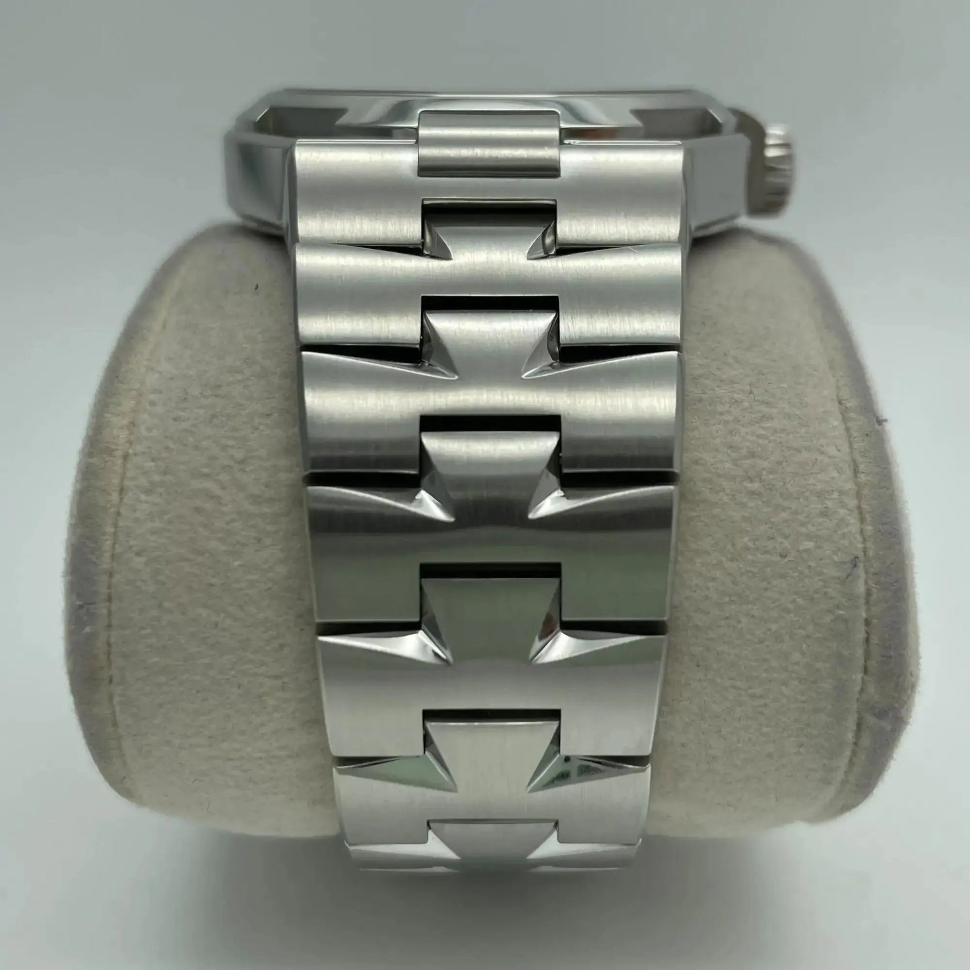 7th image of Vacheron Constantin Vacheron Constantin Overseas Wristwatch, PreOwned condition