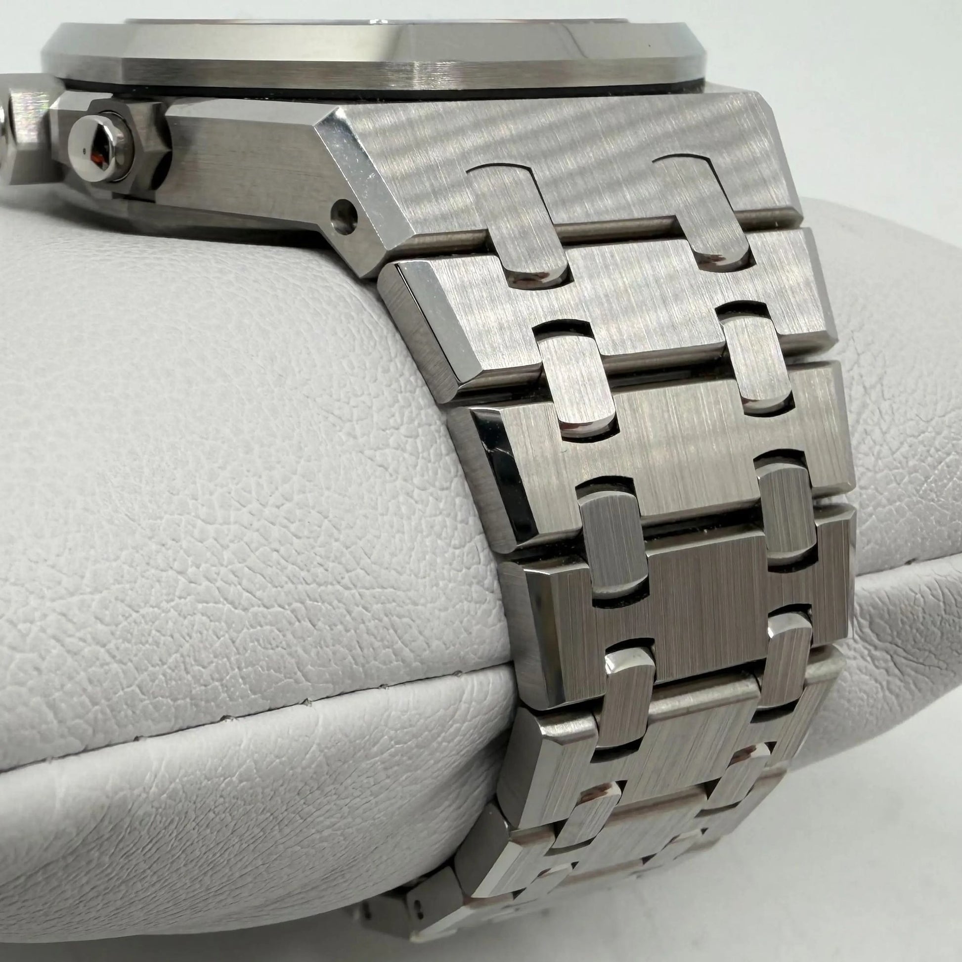 8th image of Audemars Piguet Audemars Piguet Royal Oak Wristwatch, PreOwned condition