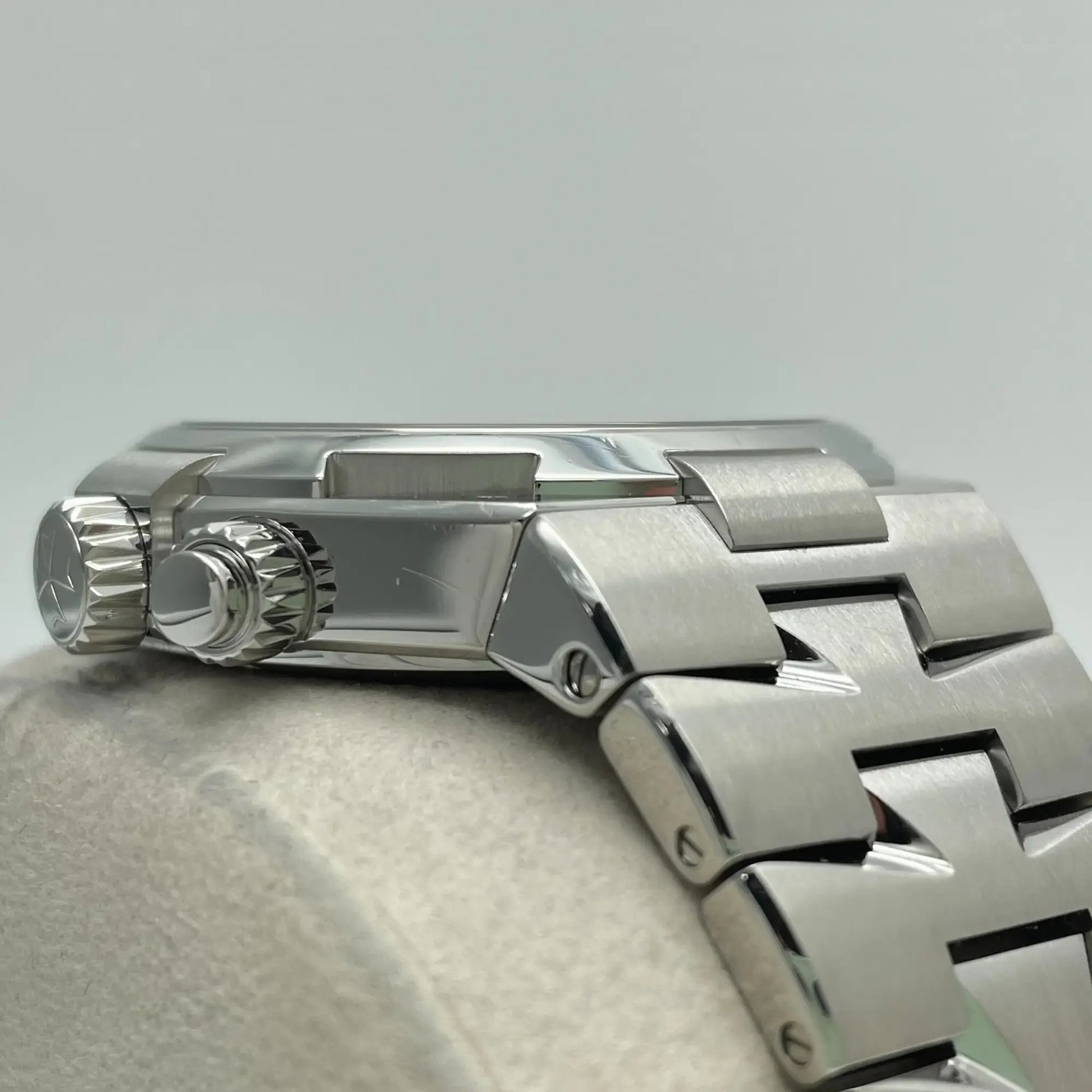 4th image of Vacheron Constantin Vacheron Constantin Overseas Wristwatch, PreOwned condition