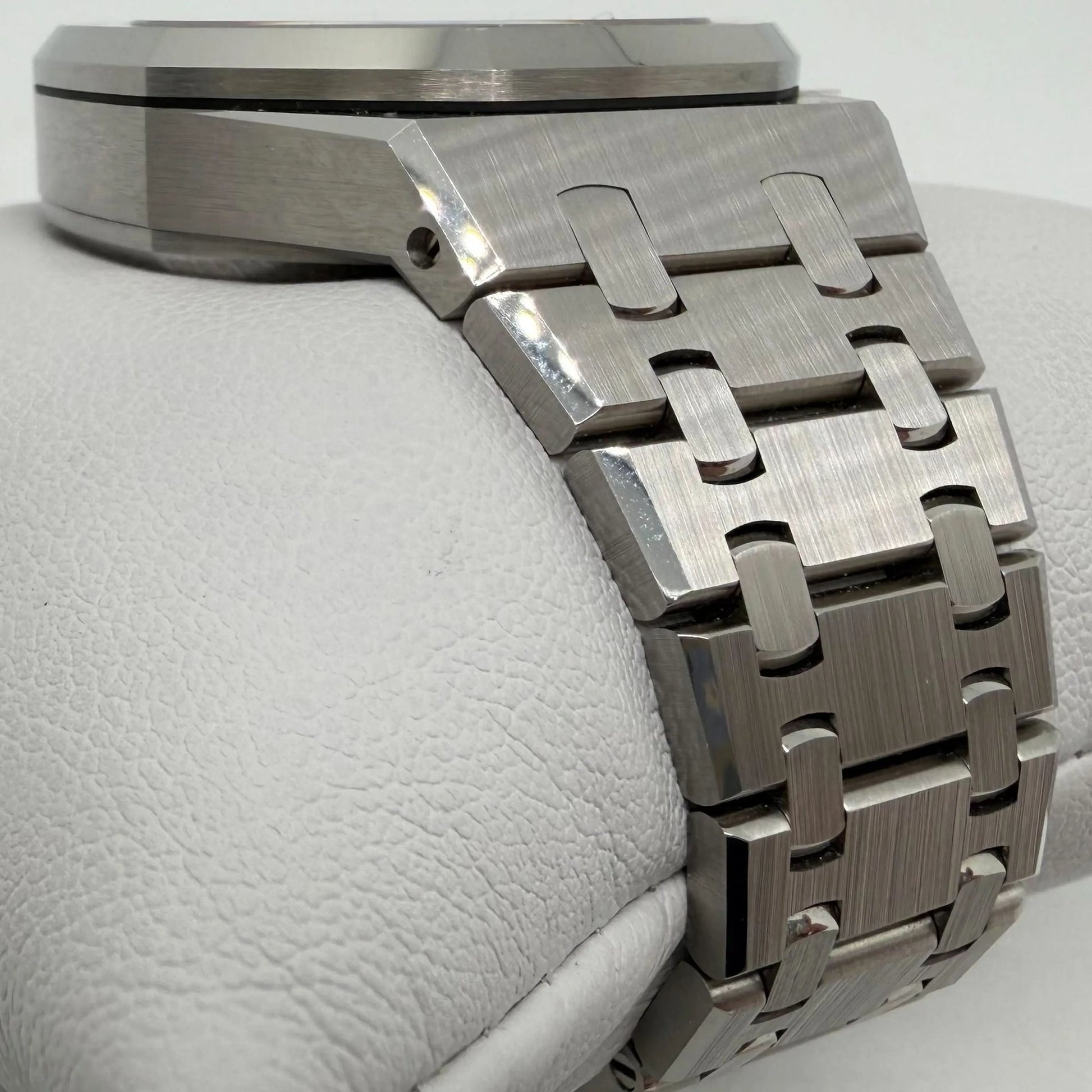 9th image of Audemars Piguet Audemars Piguet Royal Oak Wristwatch, PreOwned condition