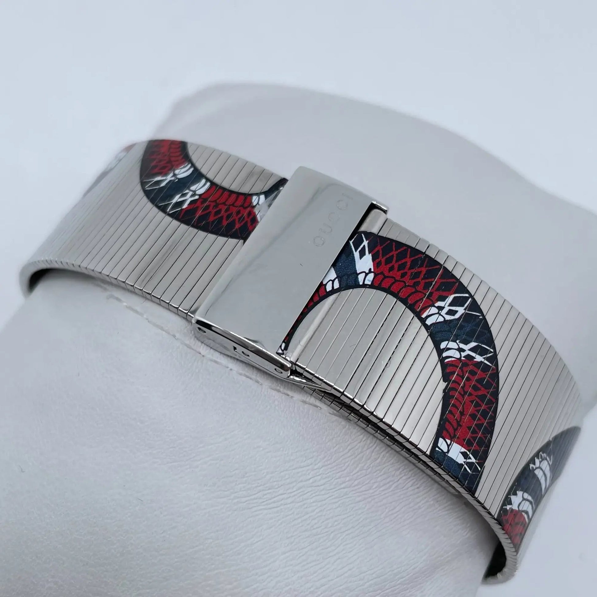 11th image of Gucci Gucci G-Timeless Contemporary Wristwatch, PreOwned condition