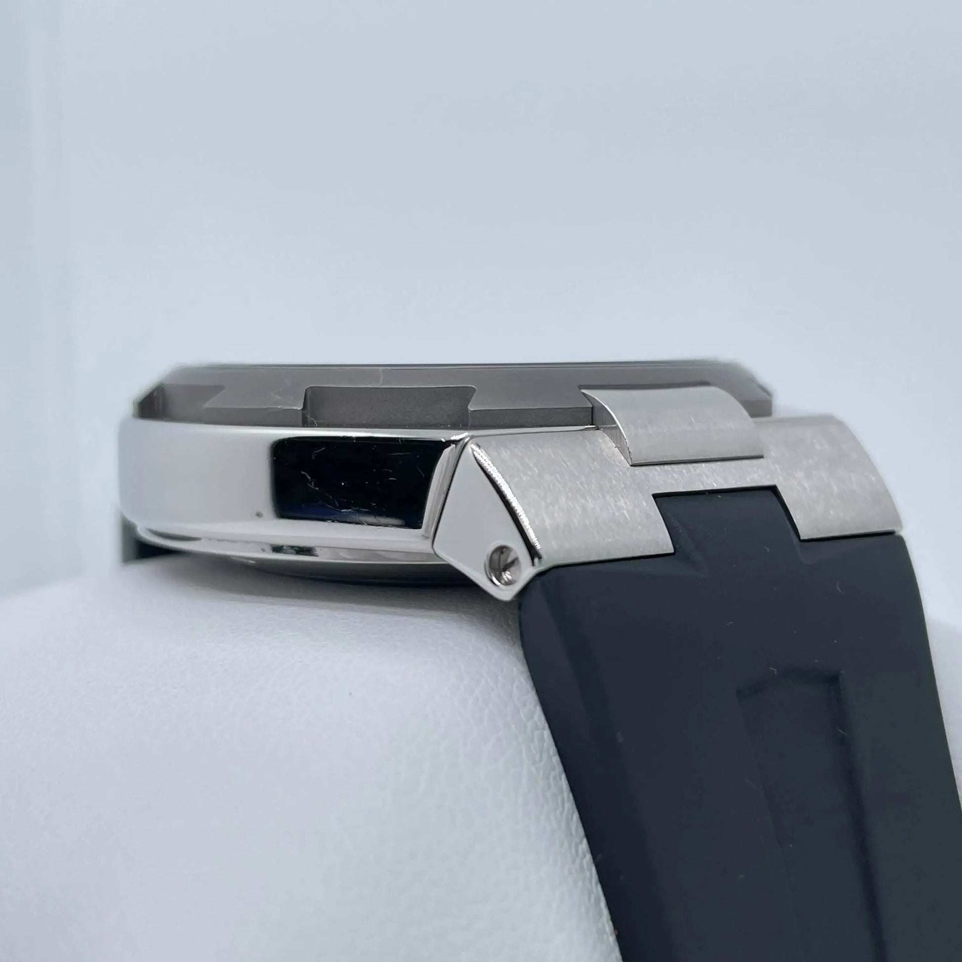 5th image of Vacheron Constantin  Vacheron Constantin Overseas Wristwatch, PreOwned condition