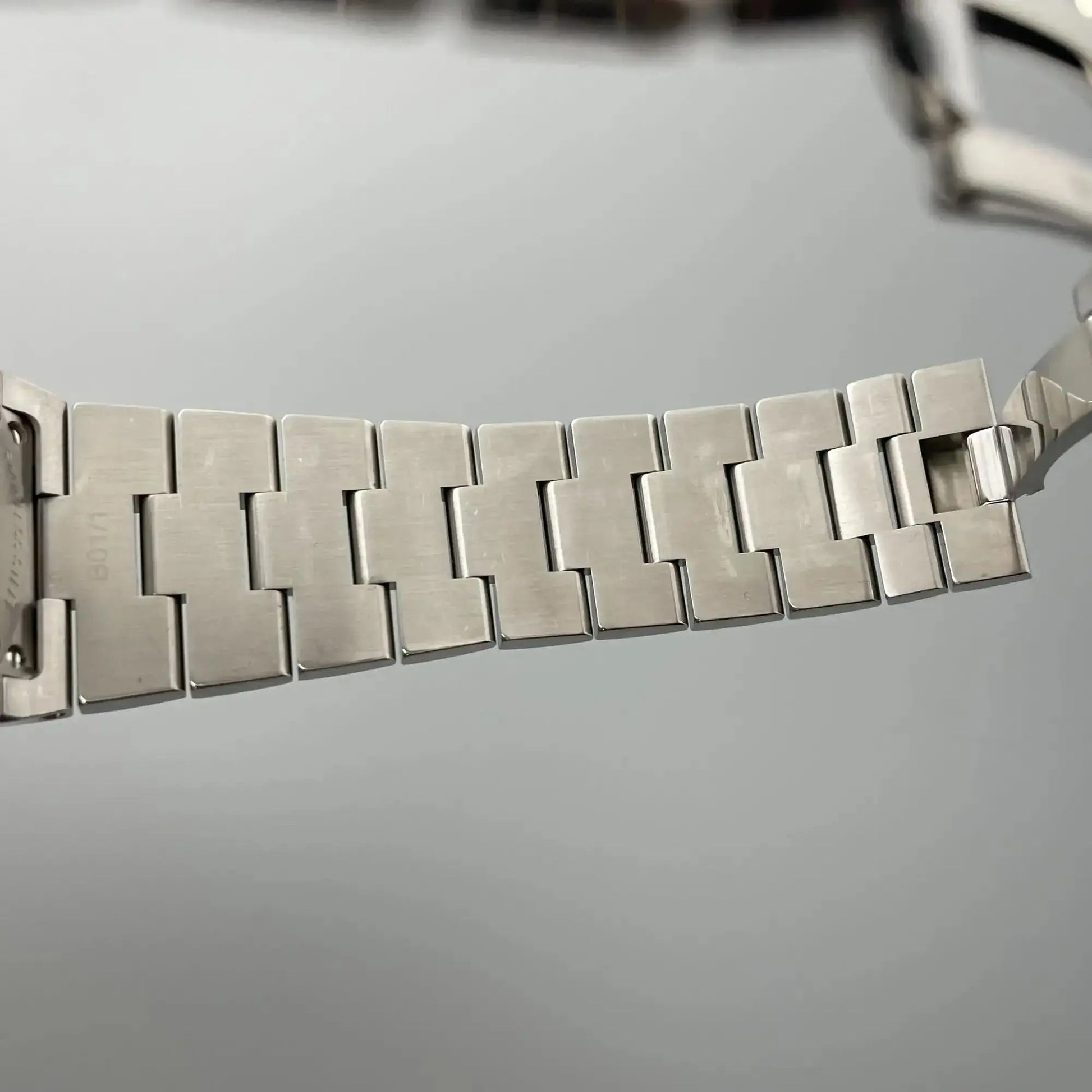9th image of Vacheron Constantin Vacheron Constantin Overseas Wristwatch, PreOwned condition
