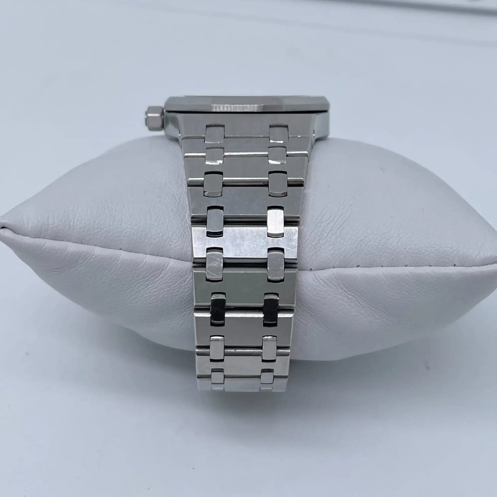 10th image of Audemars Piguet Audemars Piguet Royal Oak Wristwatch, PreOwned condition