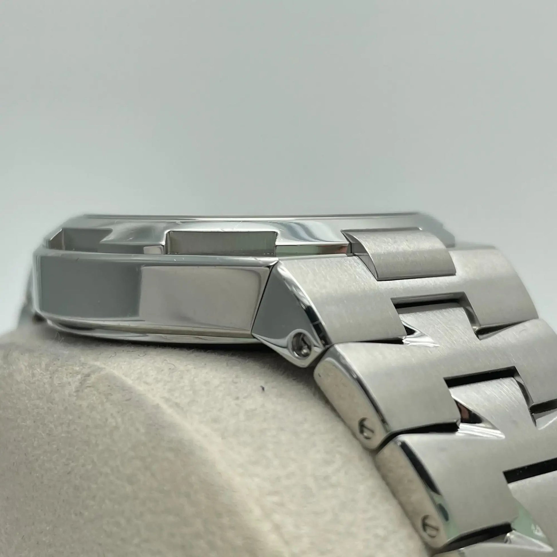 6th image of Vacheron Constantin Vacheron Constantin Overseas Wristwatch, PreOwned condition
