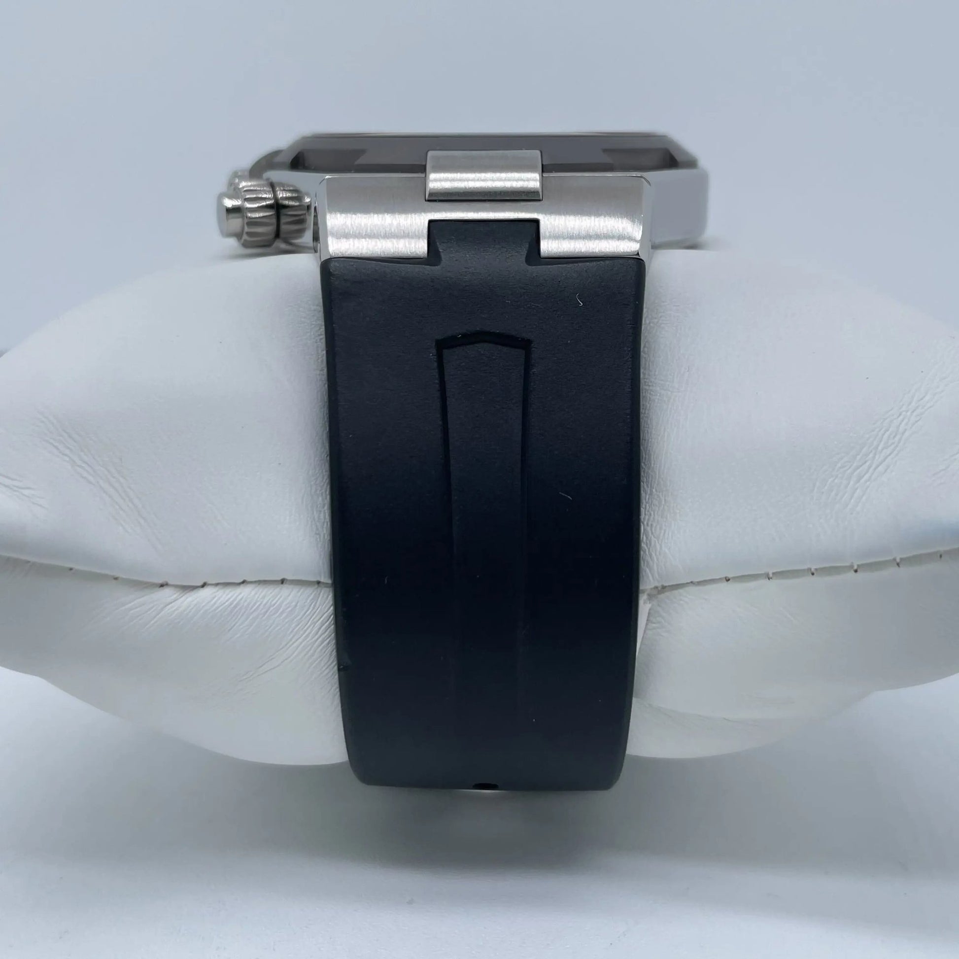 8th image of Vacheron Constantin Overseas Dual Time Wristwatch, PreOwned condition