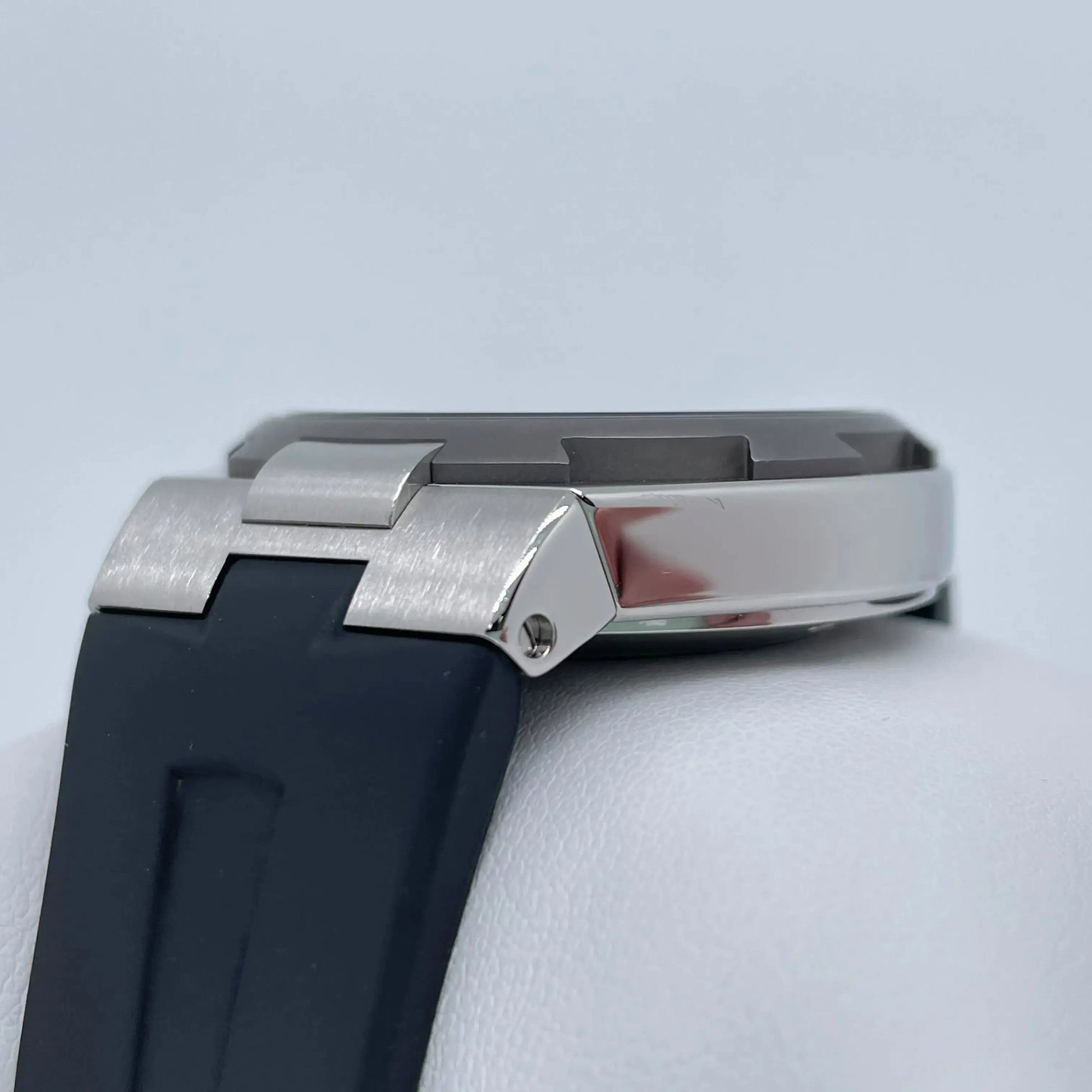 6th image of Vacheron Constantin  Vacheron Constantin Overseas Wristwatch, PreOwned condition