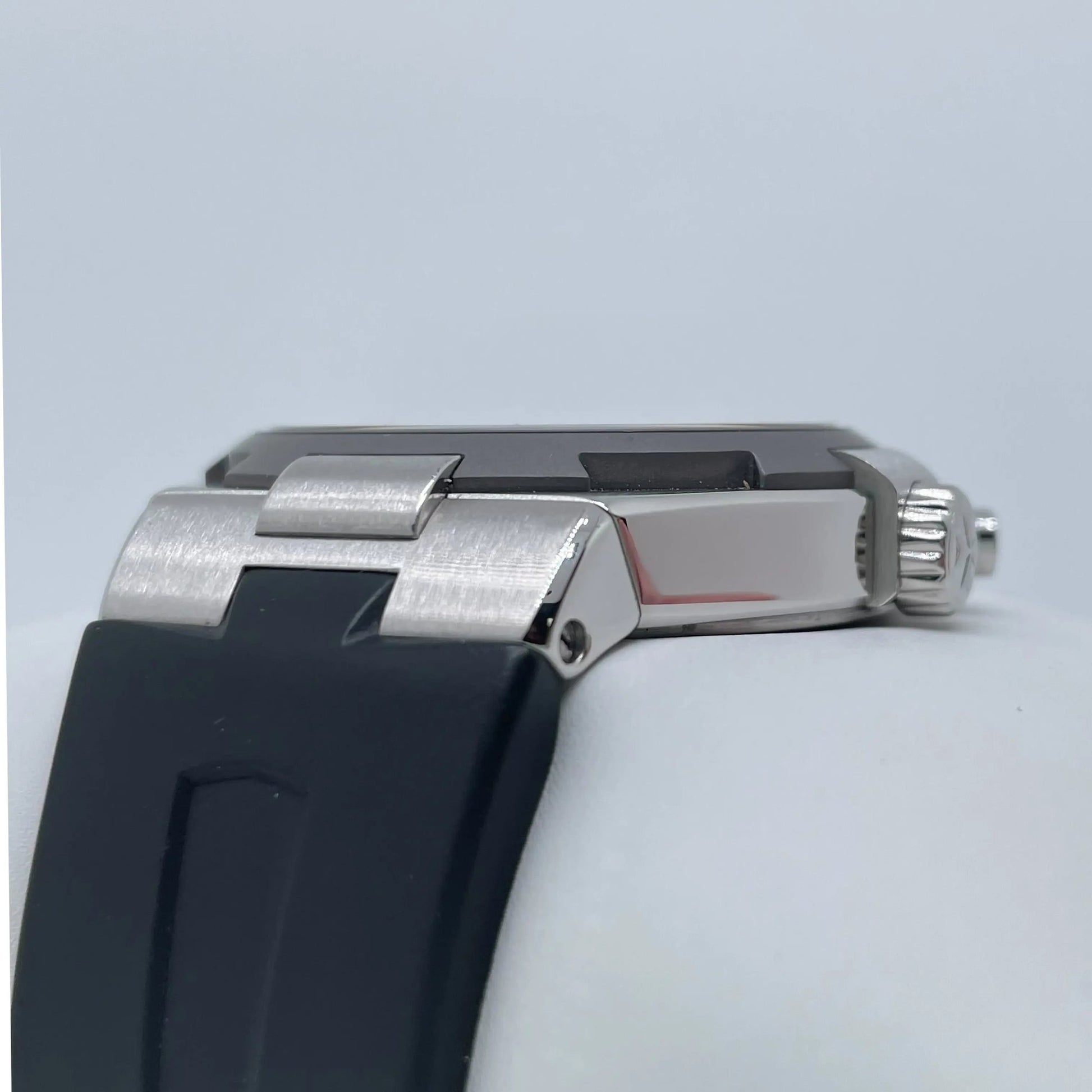 4th image of Vacheron Constantin Overseas Dual Time Wristwatch, PreOwned condition