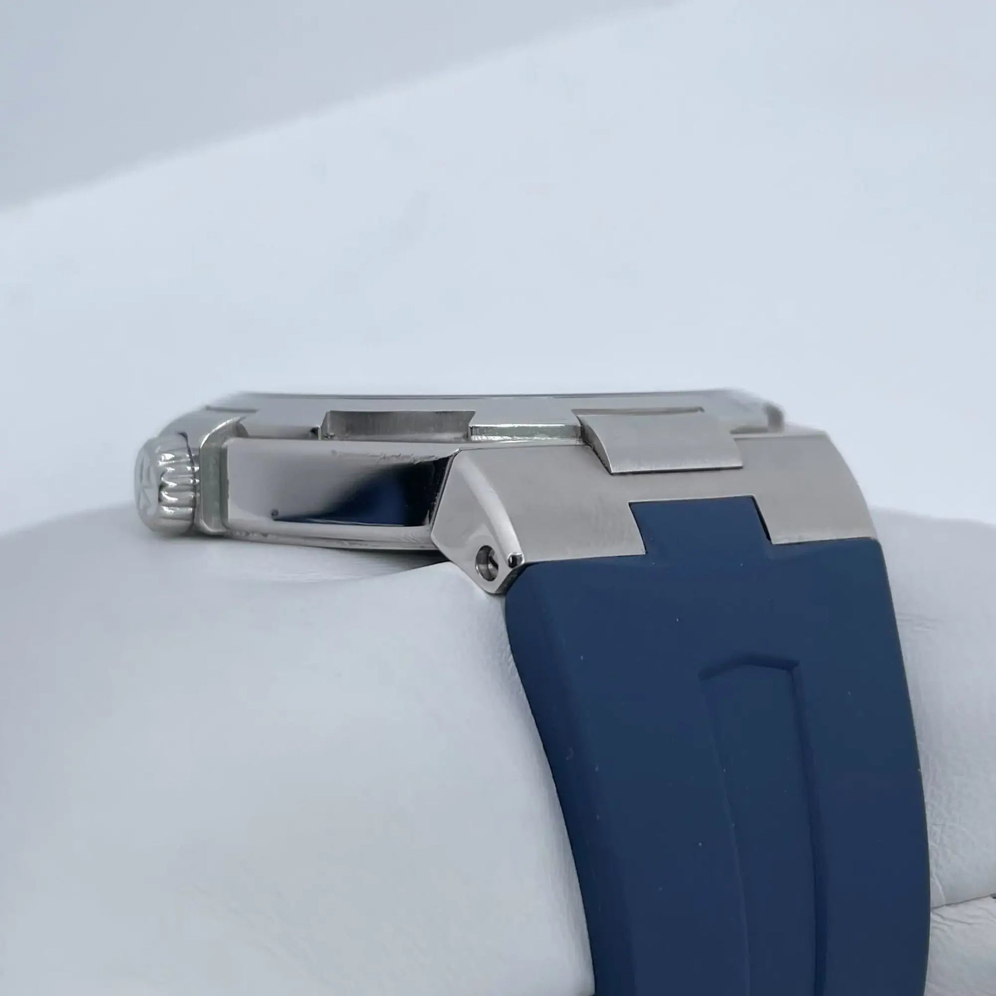 3rd image of Vacheron Constantin  Vacheron Constantin Overseas Wristwatch, PreOwned condition