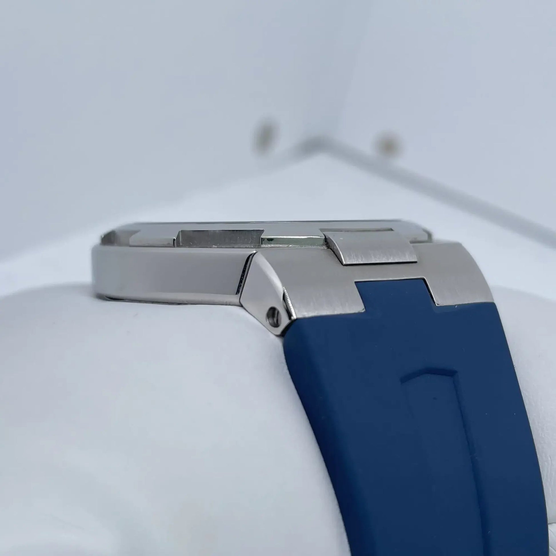5th image of Vacheron Constantin  Vacheron Constantin Overseas Wristwatch, PreOwned condition