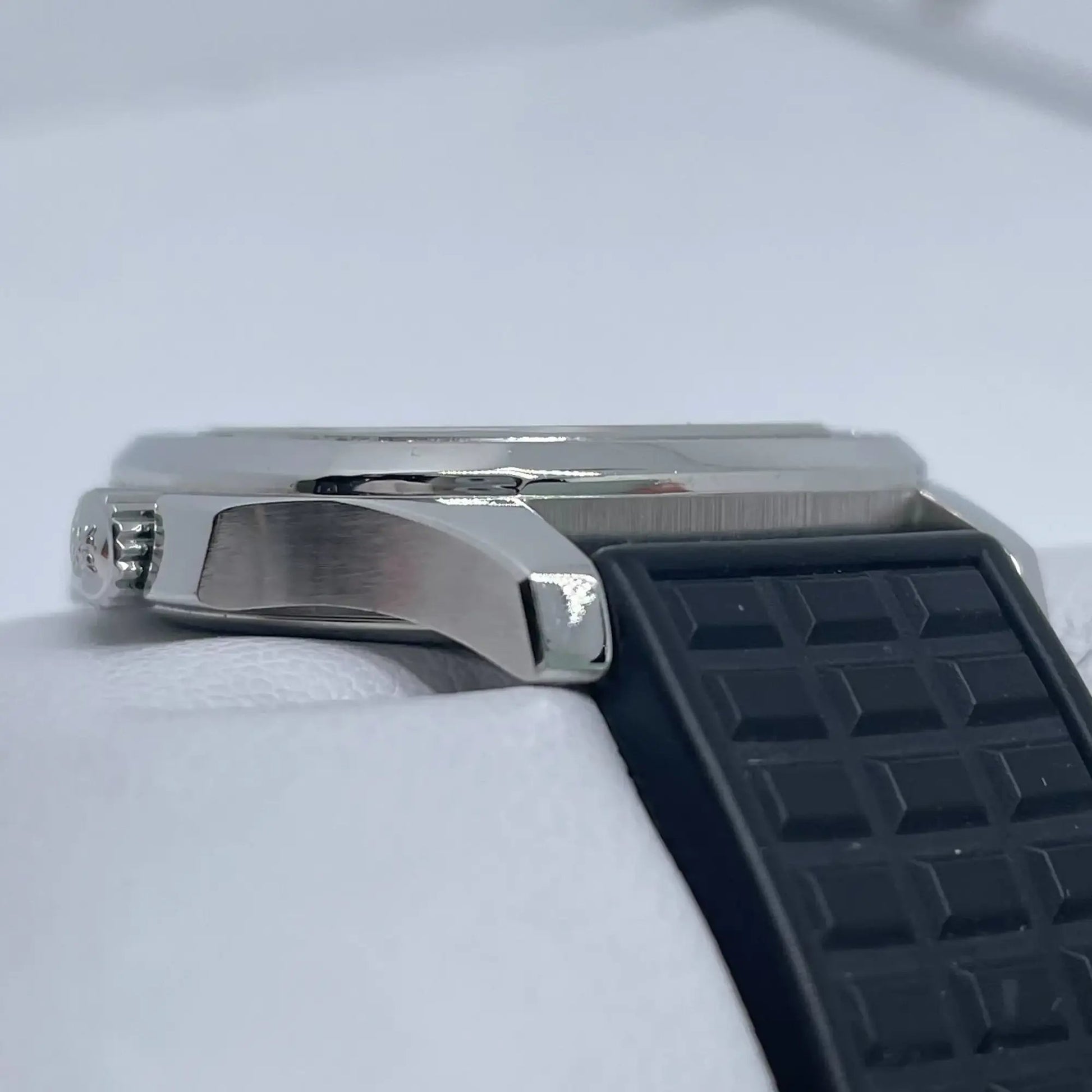 4th image of Patek Philippe Aquanaut  Wristwatch, PreOwned condition