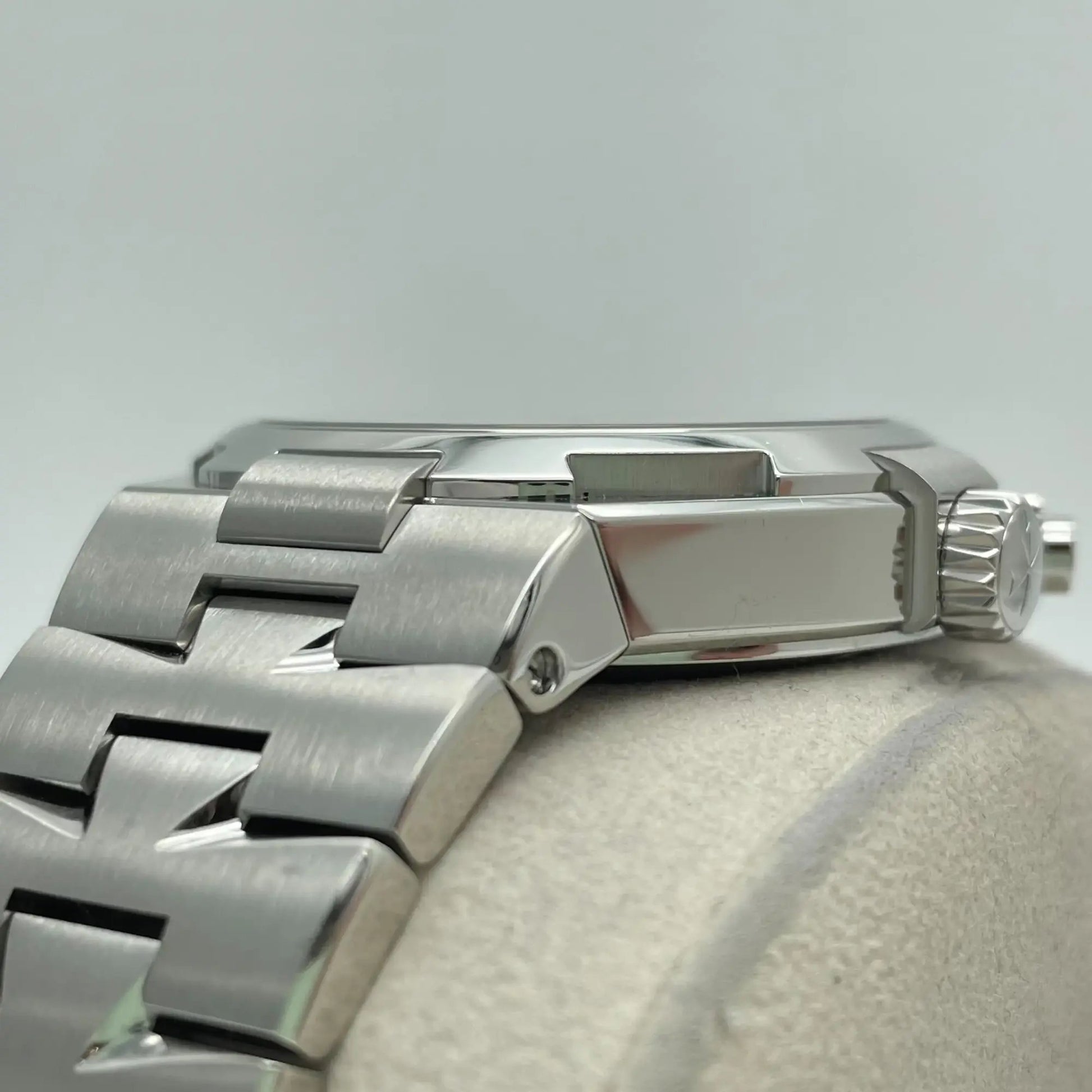 5th image of Vacheron Constantin Vacheron Constantin Overseas Wristwatch, PreOwned condition