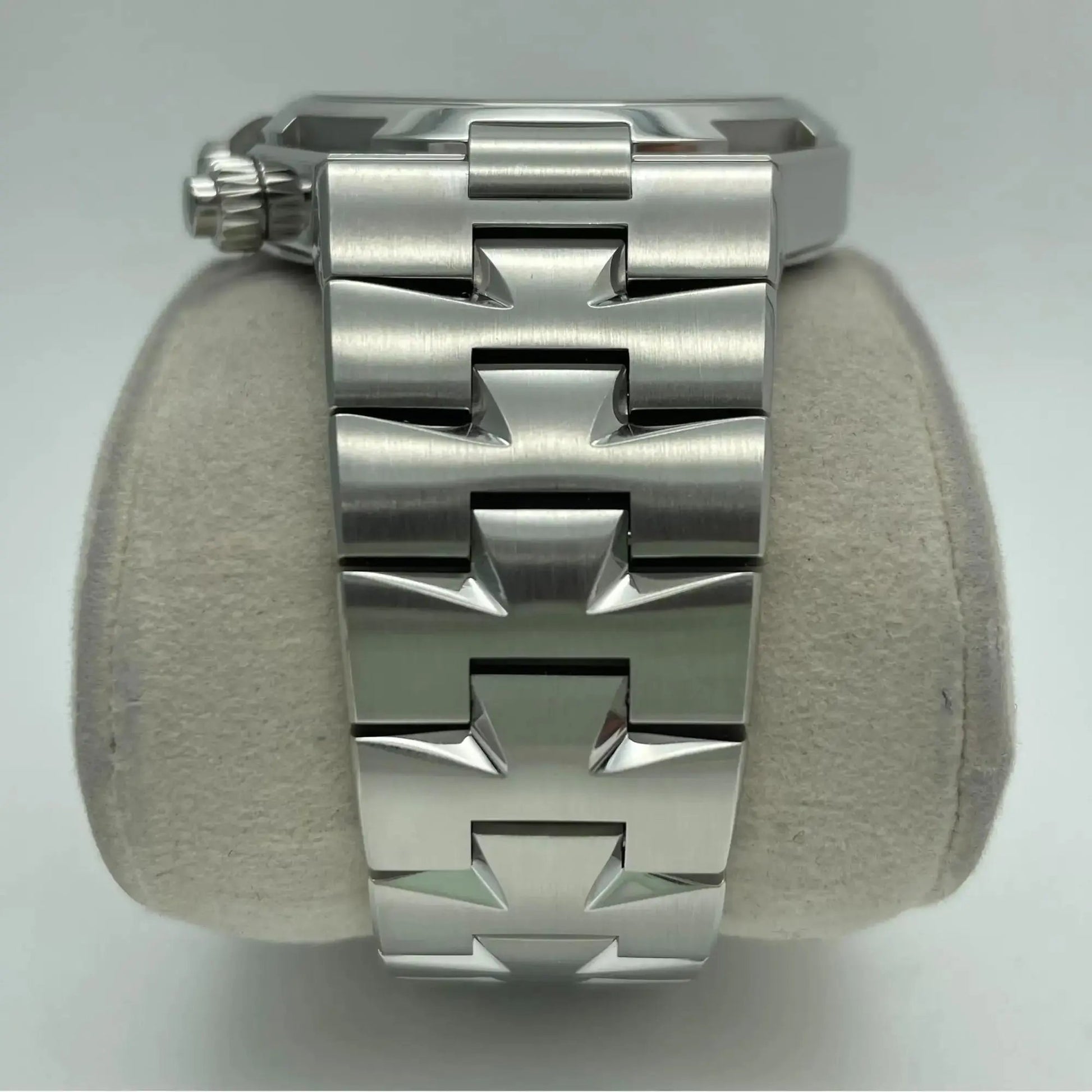 8th image of Vacheron Constantin Vacheron Constantin Overseas Wristwatch, PreOwned condition