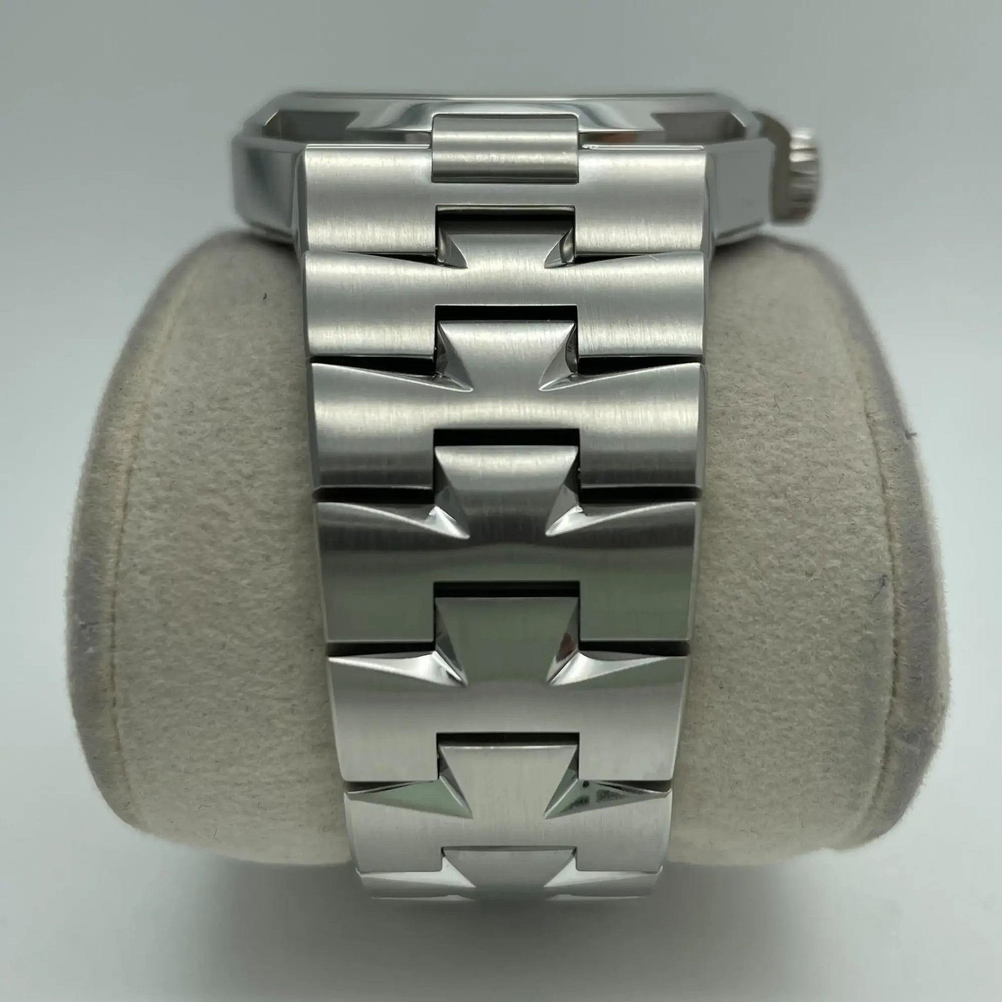 8th image of Vacheron Constantin Vacheron Constantin Overseas Wristwatch, PreOwned condition