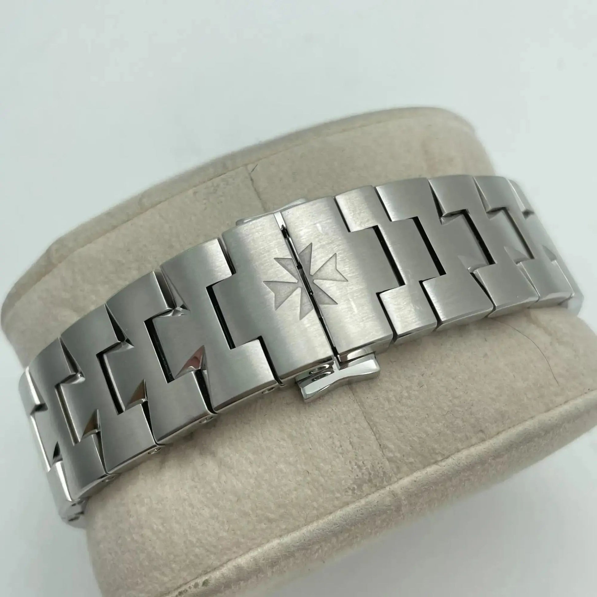 11th image of Vacheron Constantin Vacheron Constantin Overseas Wristwatch, PreOwned condition