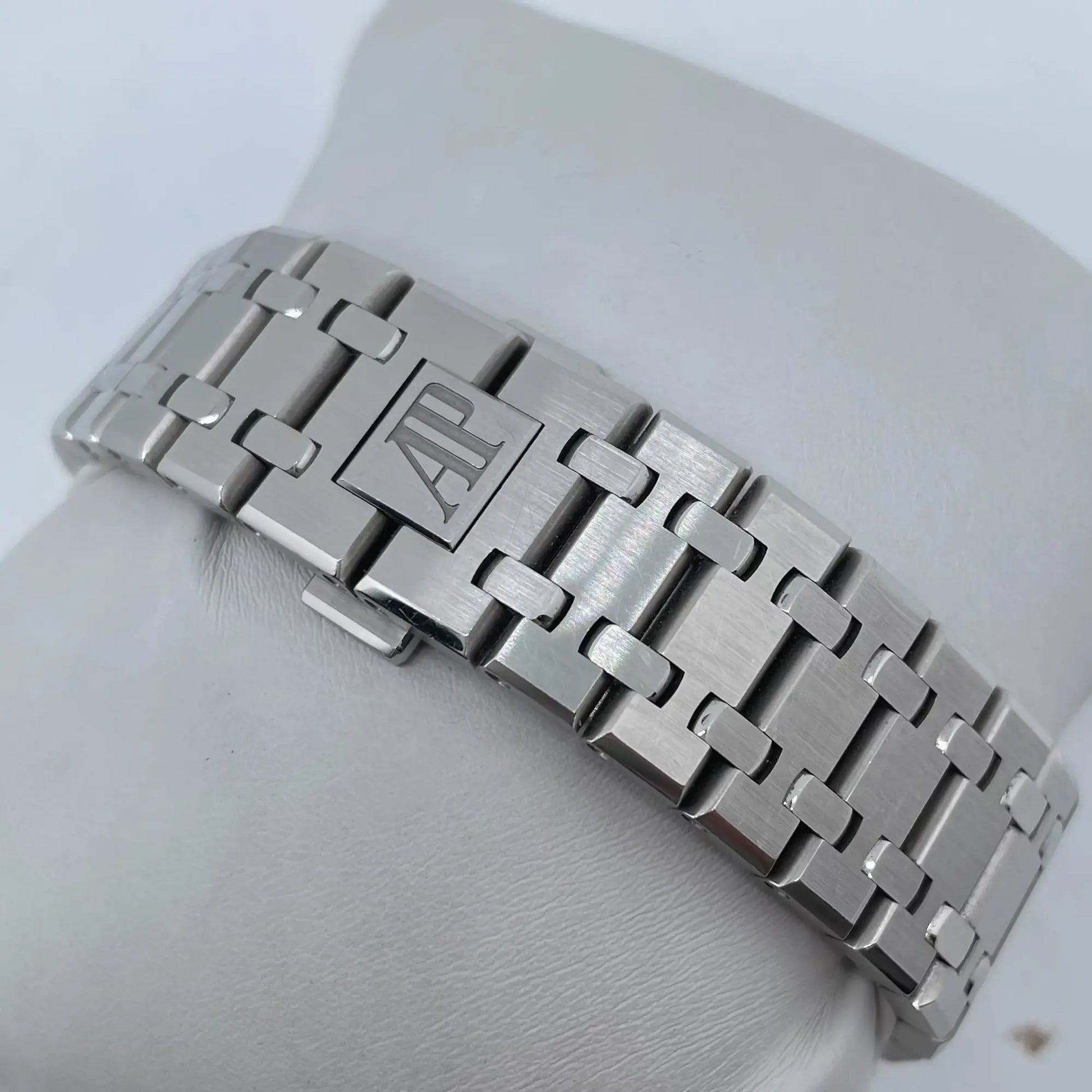 11th image of Audemars Piguet Audemars Piguet Royal Oak Wristwatch, PreOwned condition