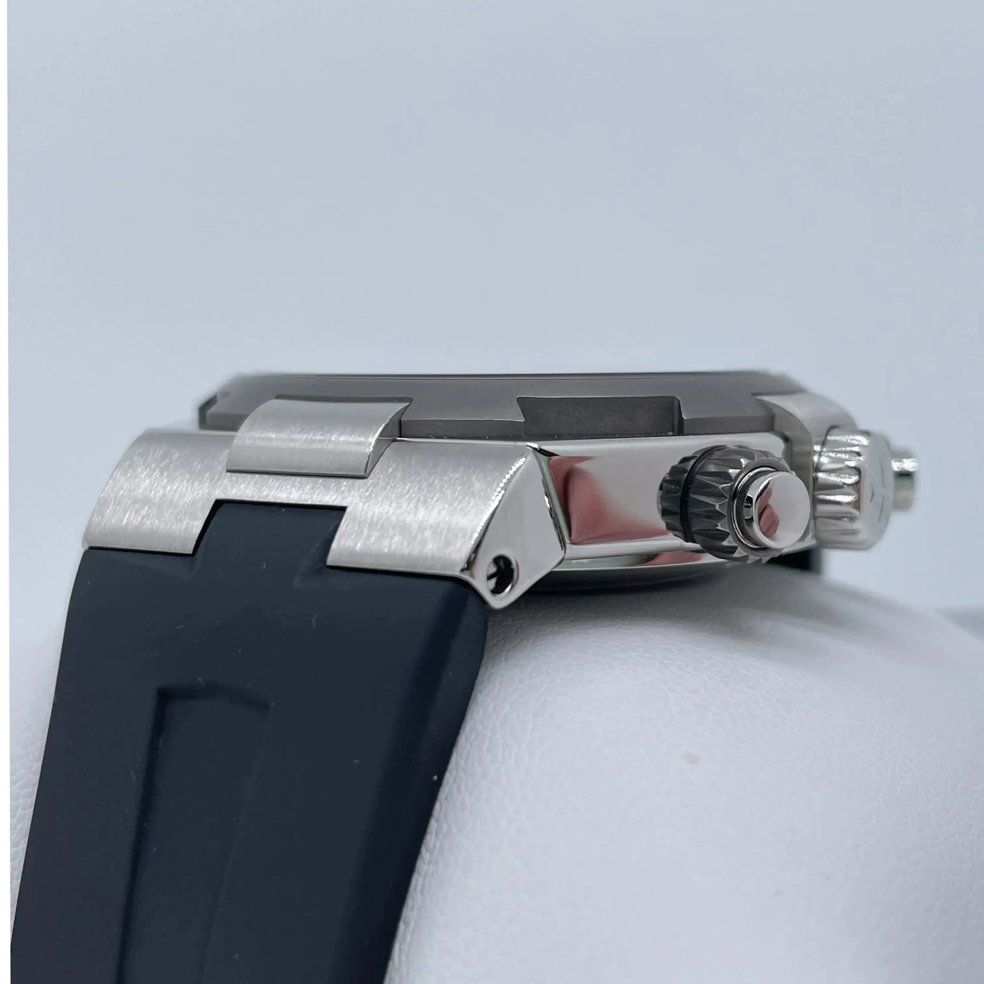4th image of Vacheron Constantin  Vacheron Constantin Overseas Wristwatch, PreOwned condition