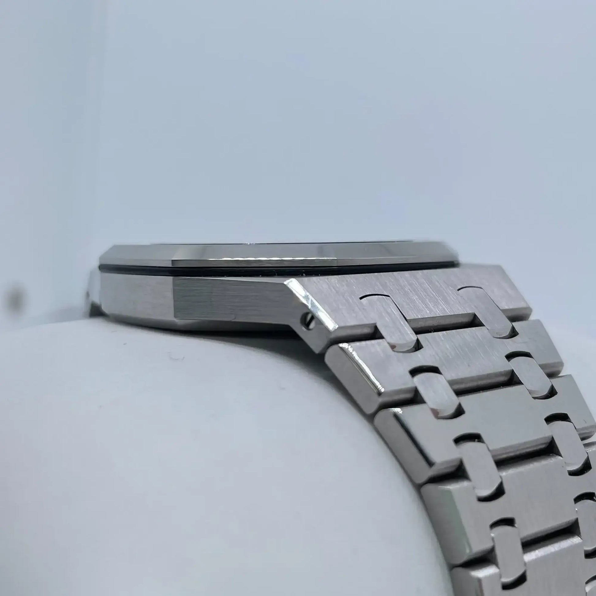 5th image of Audemars Piguet Audemars Piguet Royal Oak Wristwatch, PreOwned condition