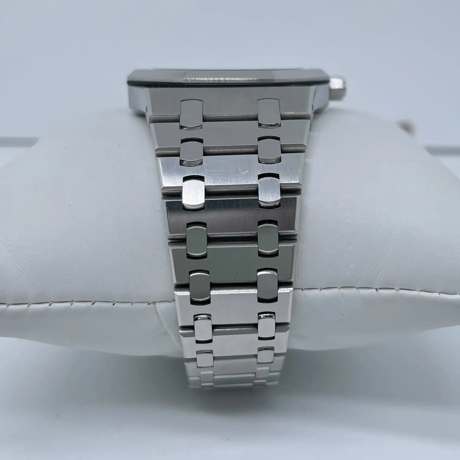 7th image of Audemars Piguet Audemars Piguet Royal Oak Wristwatch, PreOwned condition