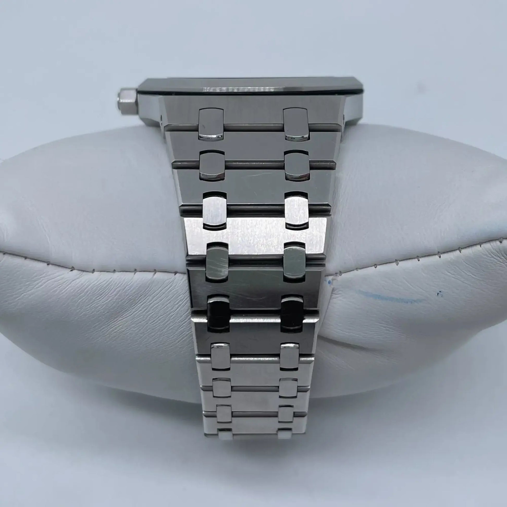 8th image of Audemars Piguet Audemars Piguet Royal Oak Wristwatch, PreOwned condition